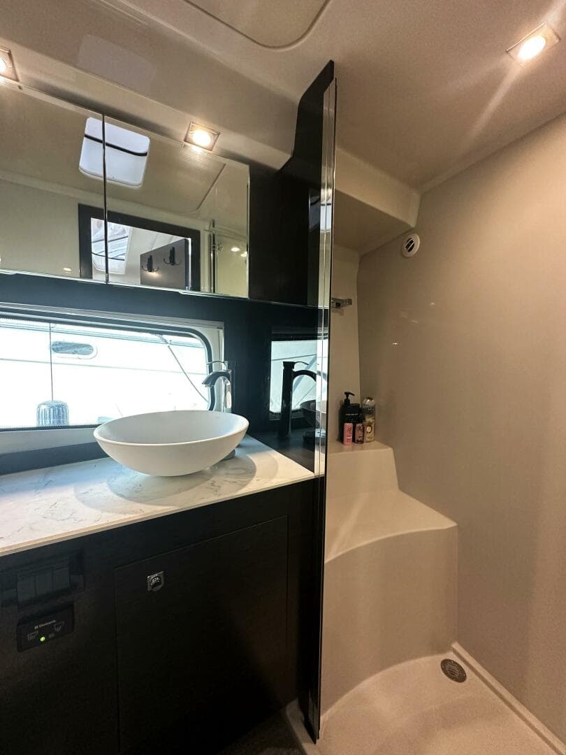 2017 Cruisers Yachts 390 Express Coupe