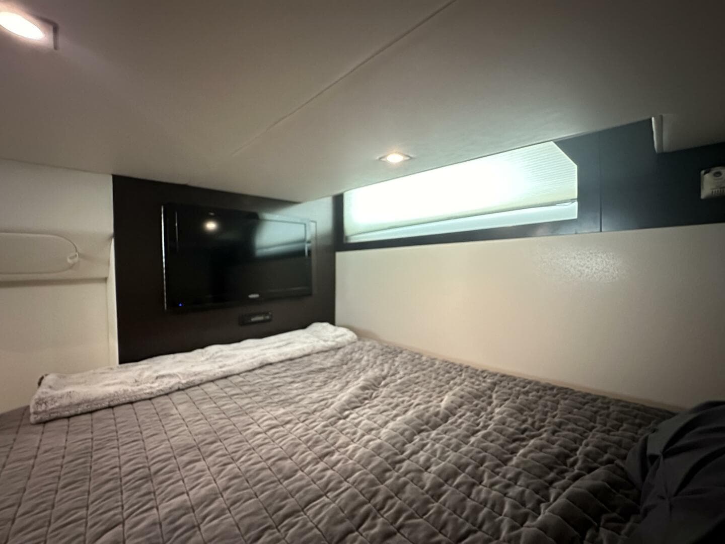 2017 Cruisers Yachts 390 Express Coupe