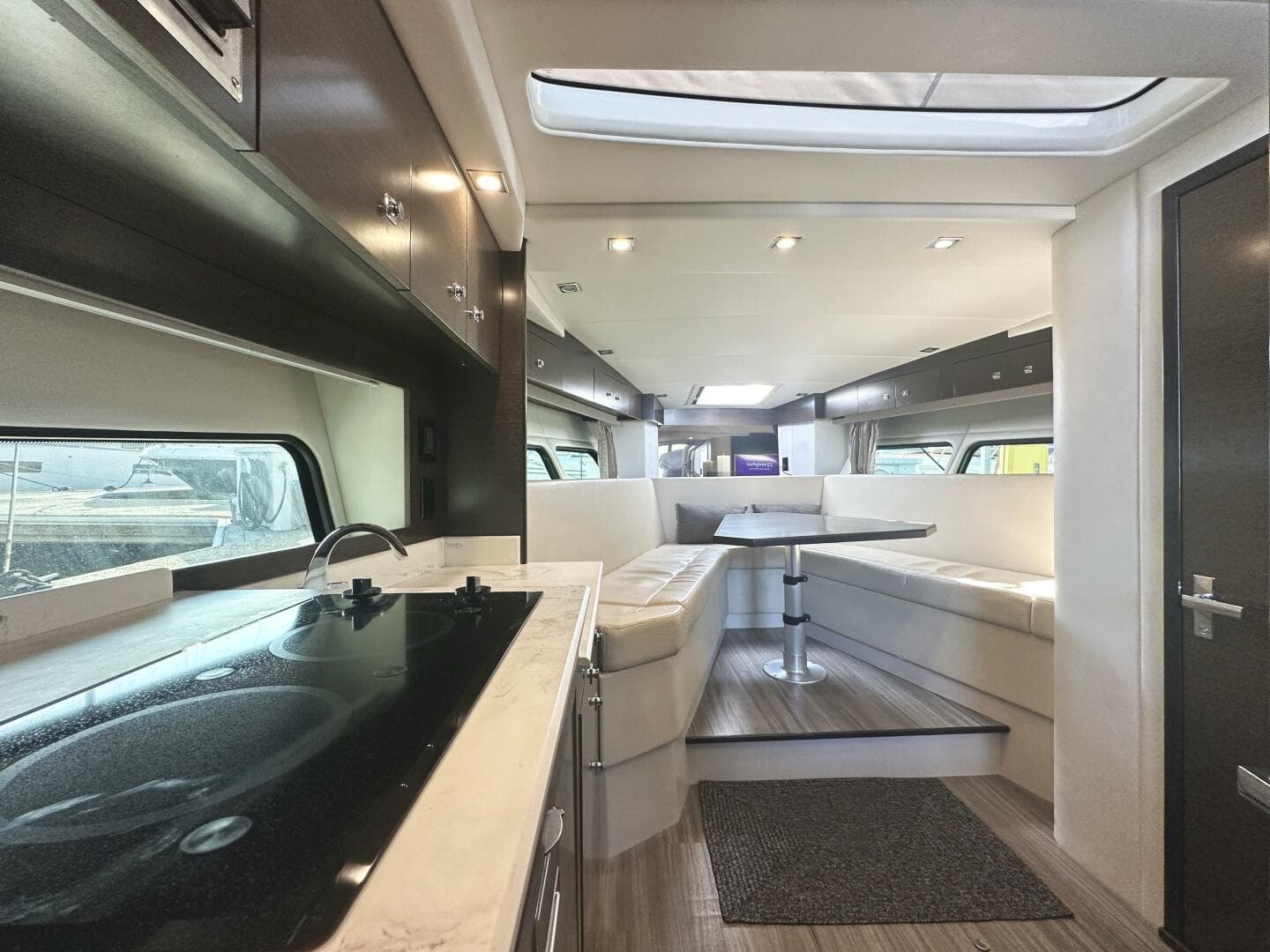 2017 Cruisers Yachts 390 Express Coupe