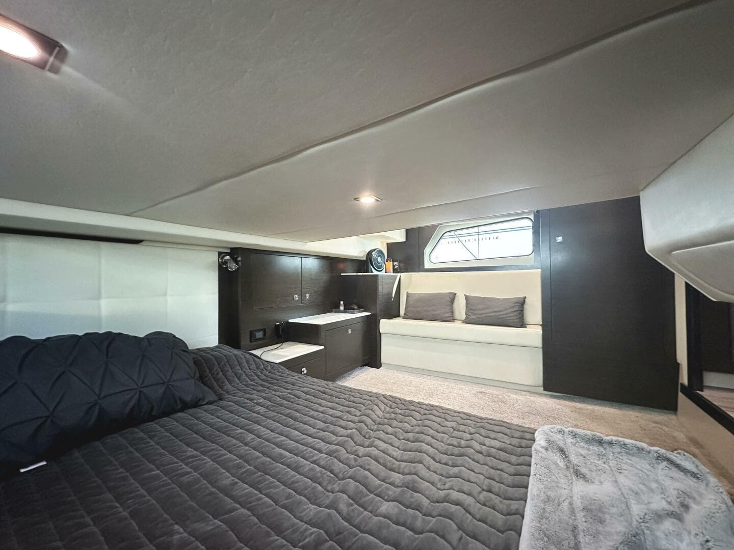 2017 Cruisers Yachts 390 Express Coupe