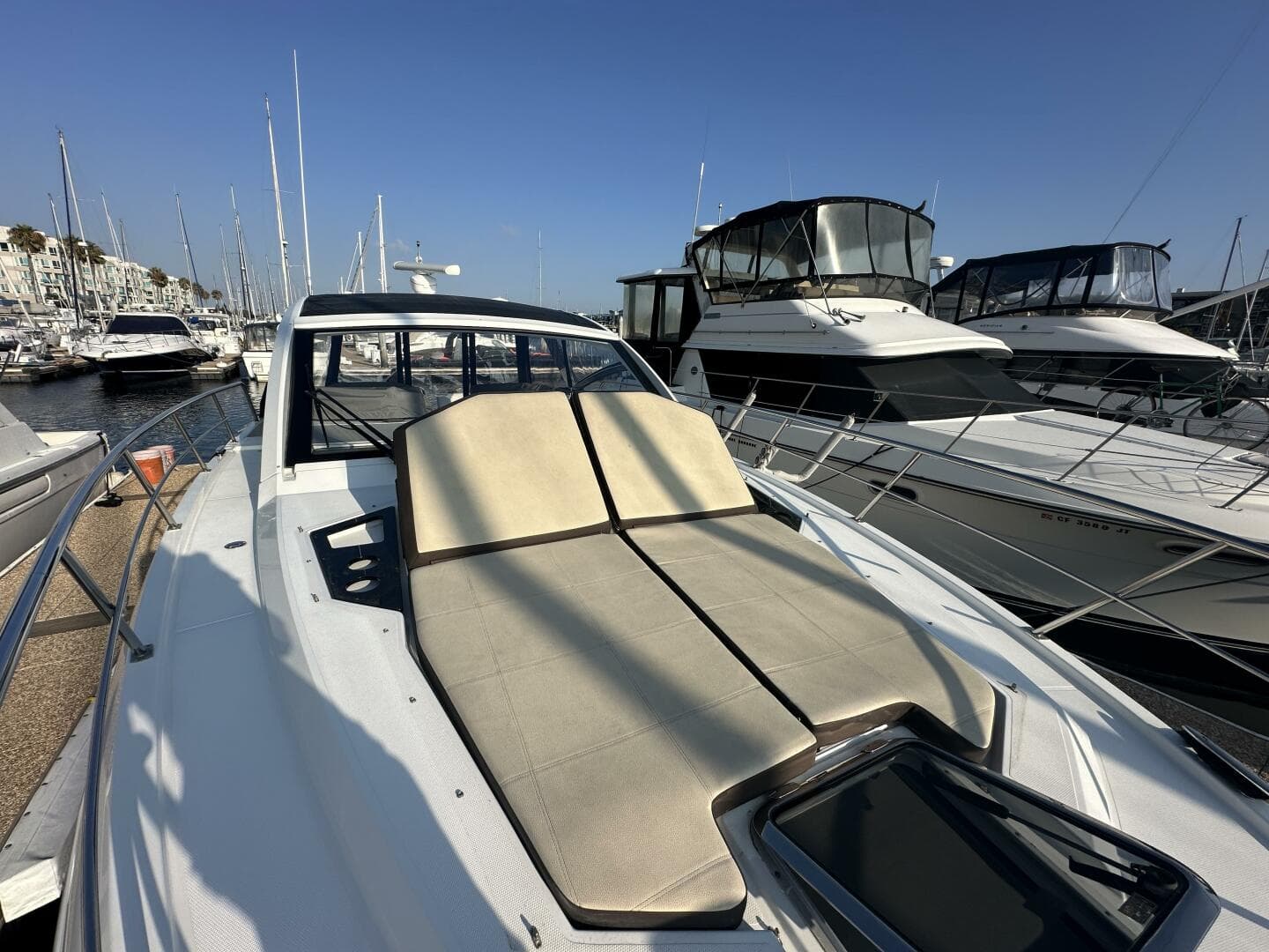 2017 Cruisers Yachts 390 Express Coupe