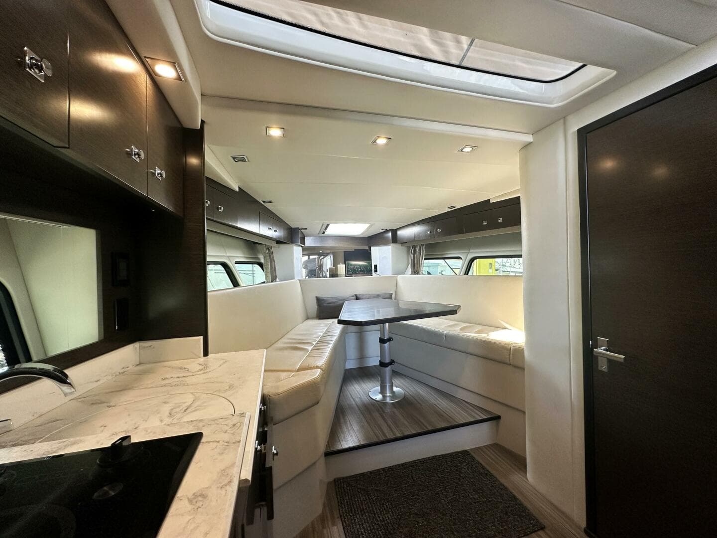 2017 Cruisers Yachts 390 Express Coupe