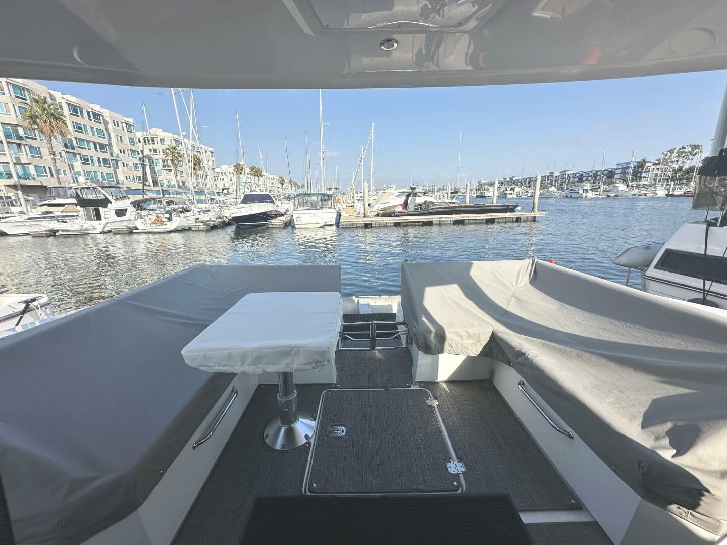 2017 Cruisers Yachts 390 Express Coupe