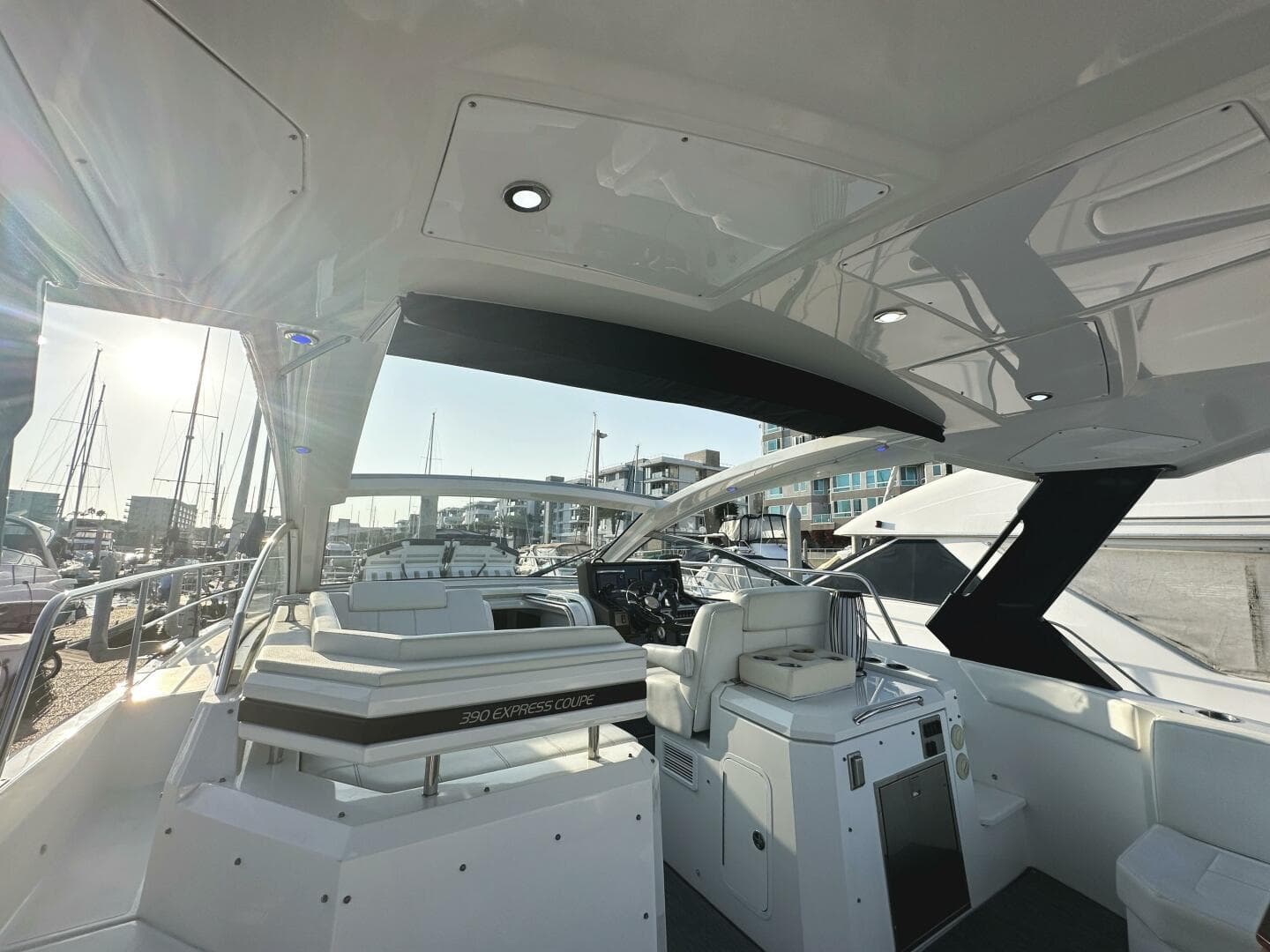 2017 Cruisers Yachts 390 Express Coupe