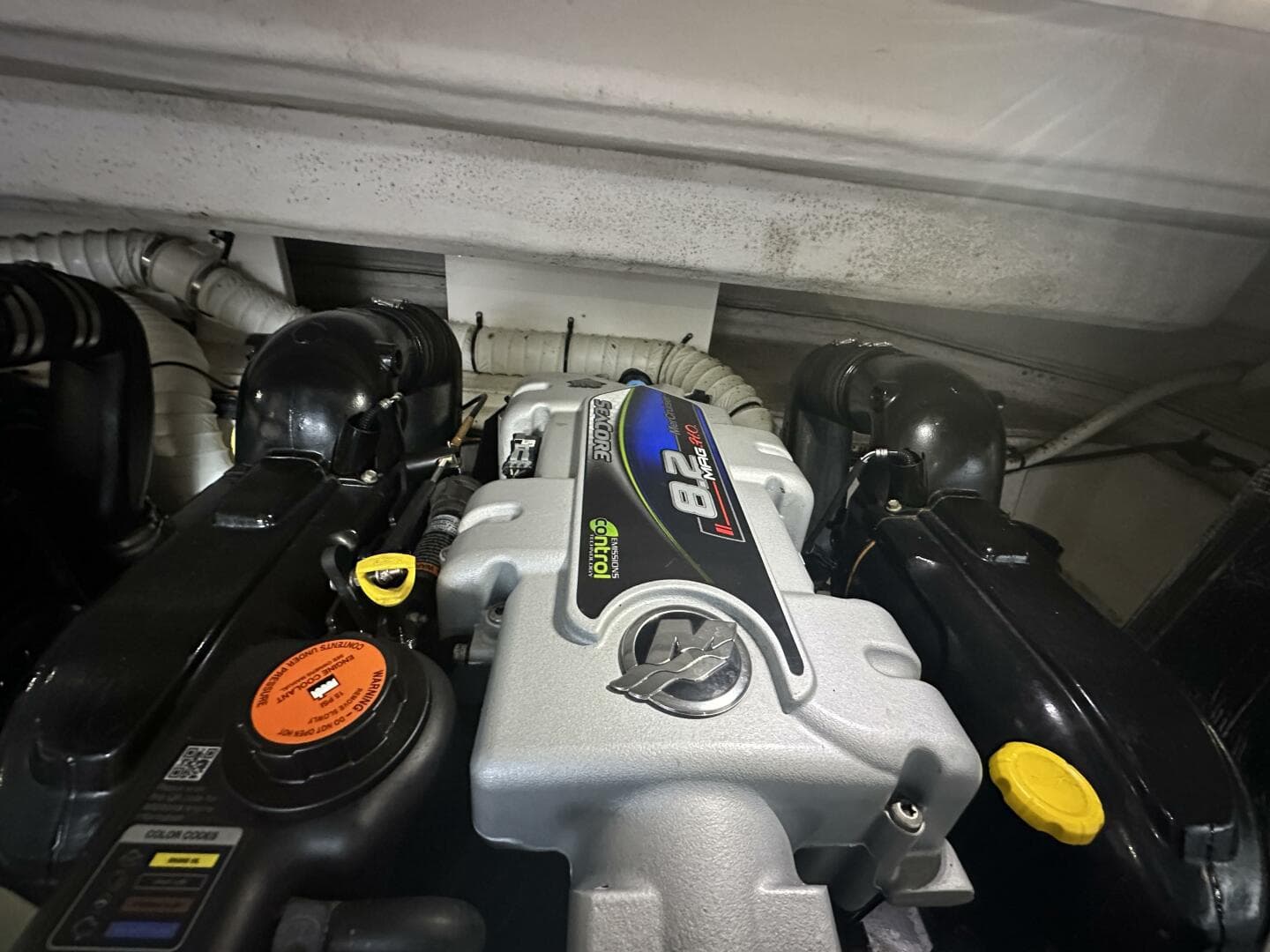 2017 Cruisers Yachts 390 Express Coupe