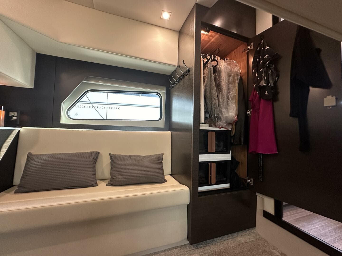 2017 Cruisers Yachts 390 Express Coupe