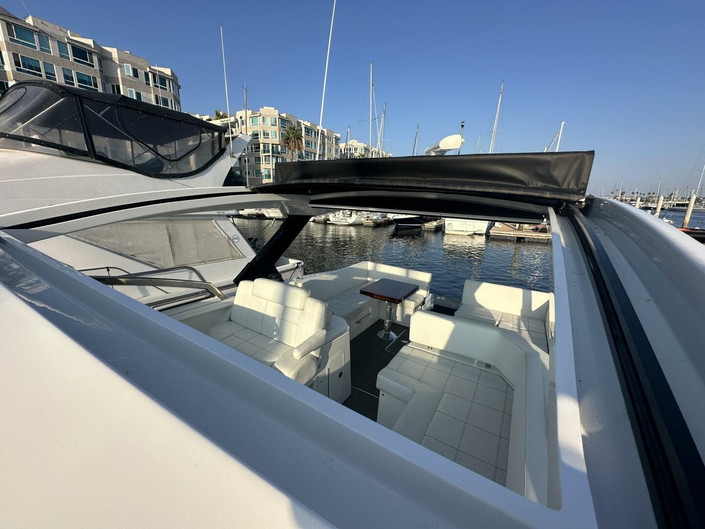 2017 Cruisers Yachts 390 Express Coupe