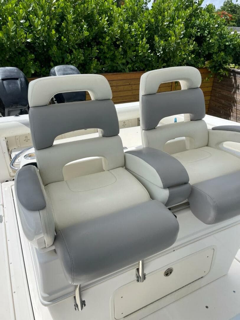 2005 Boston Whaler 320 Outrage