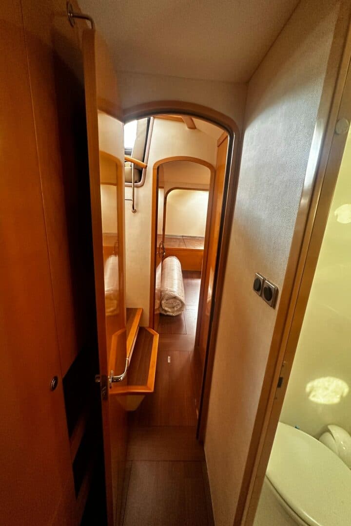 2008-fountaine-pajot-eleuthera-60-sail-9770348-20250515182250178-1_XLARGE.jpg