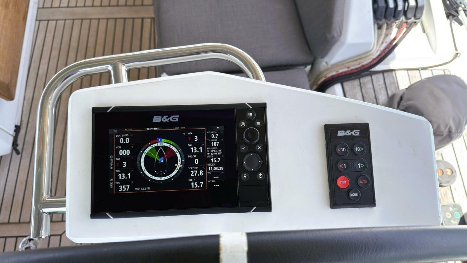 50 Nav Elect Cockpit Beneteau 461 2020