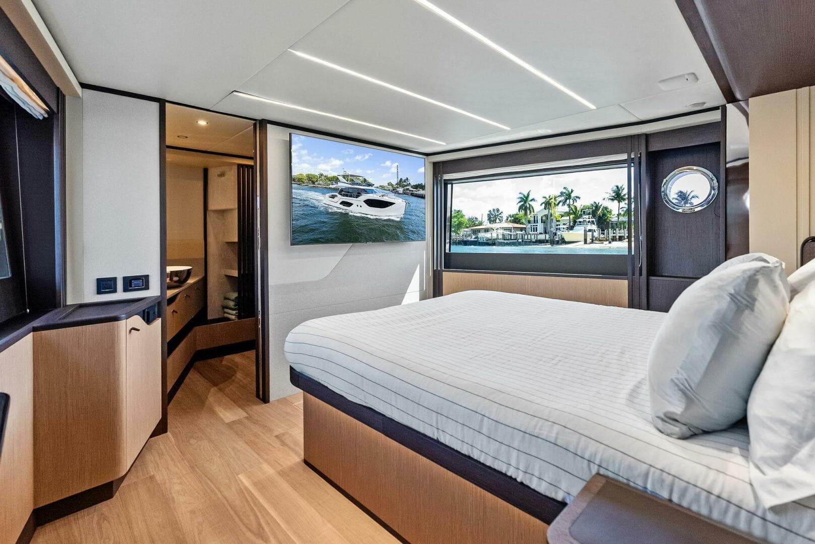 2023 Absolute 52 Fly