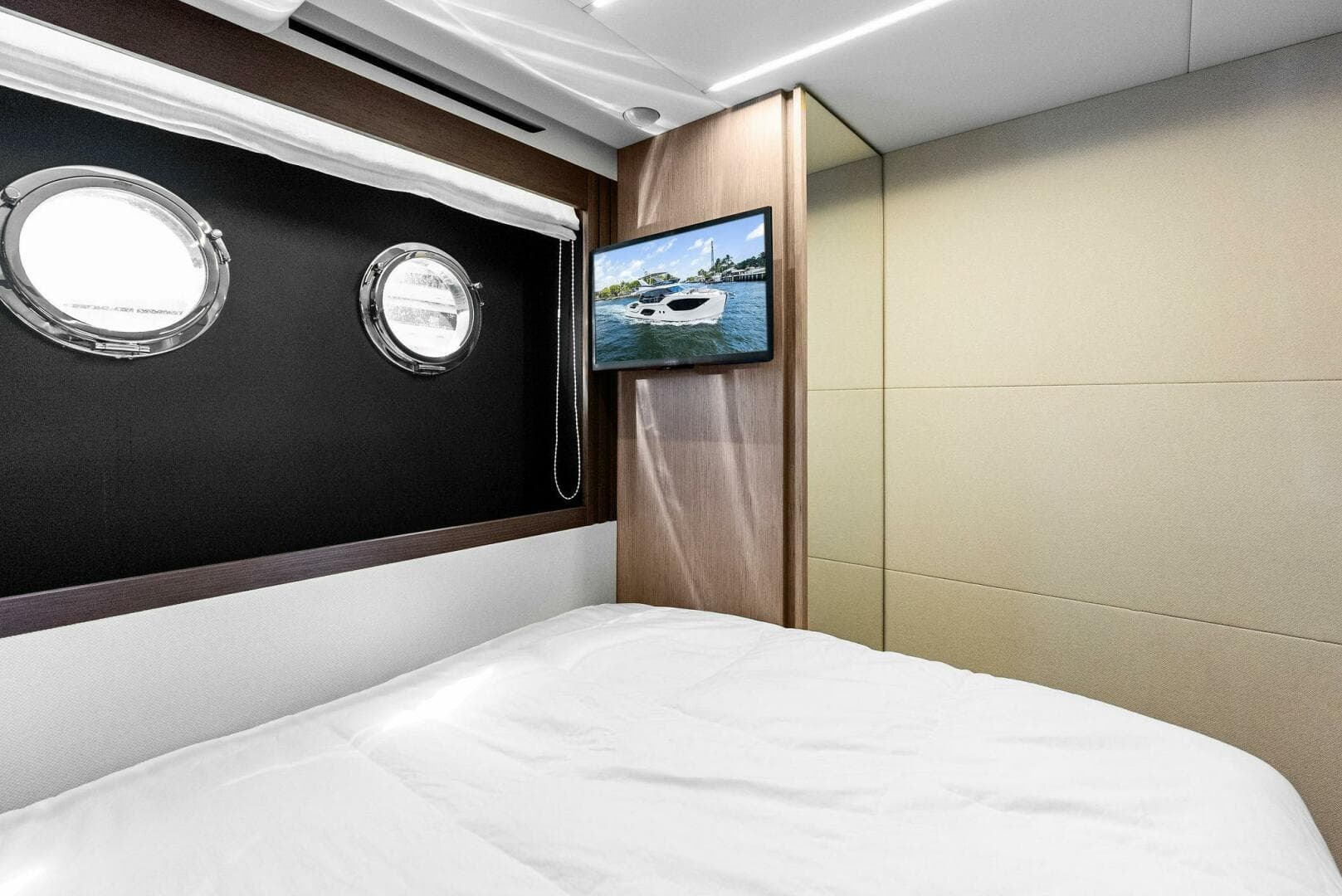 2023 Absolute 52 Fly