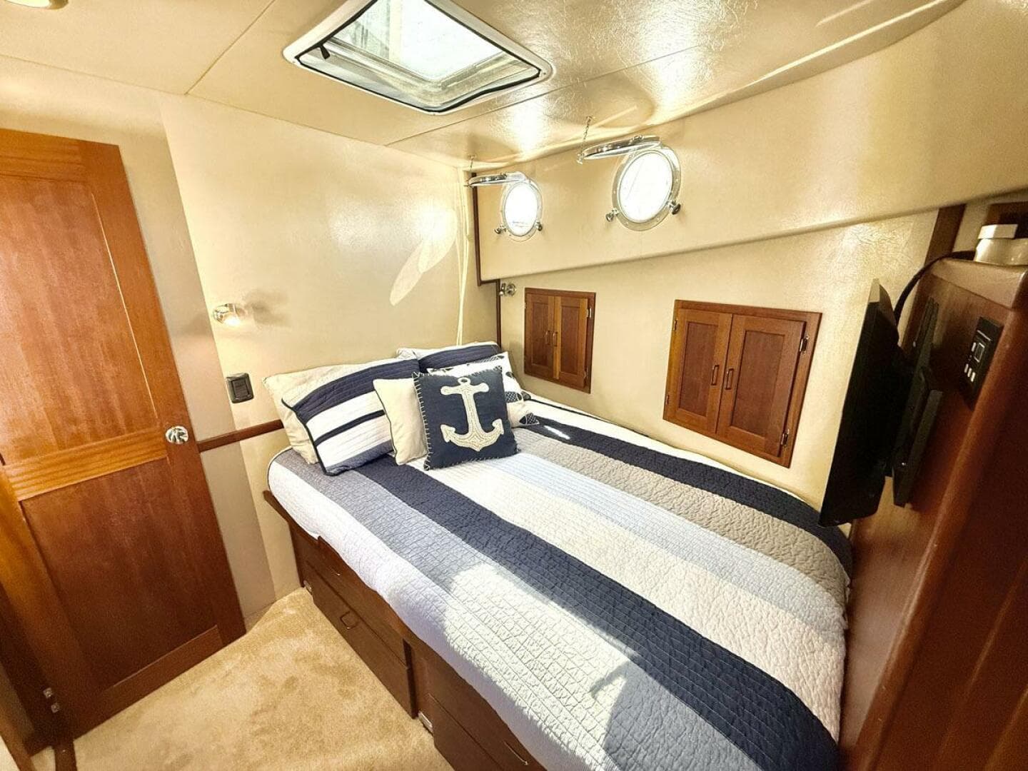 Guest Cabin Looking Aft