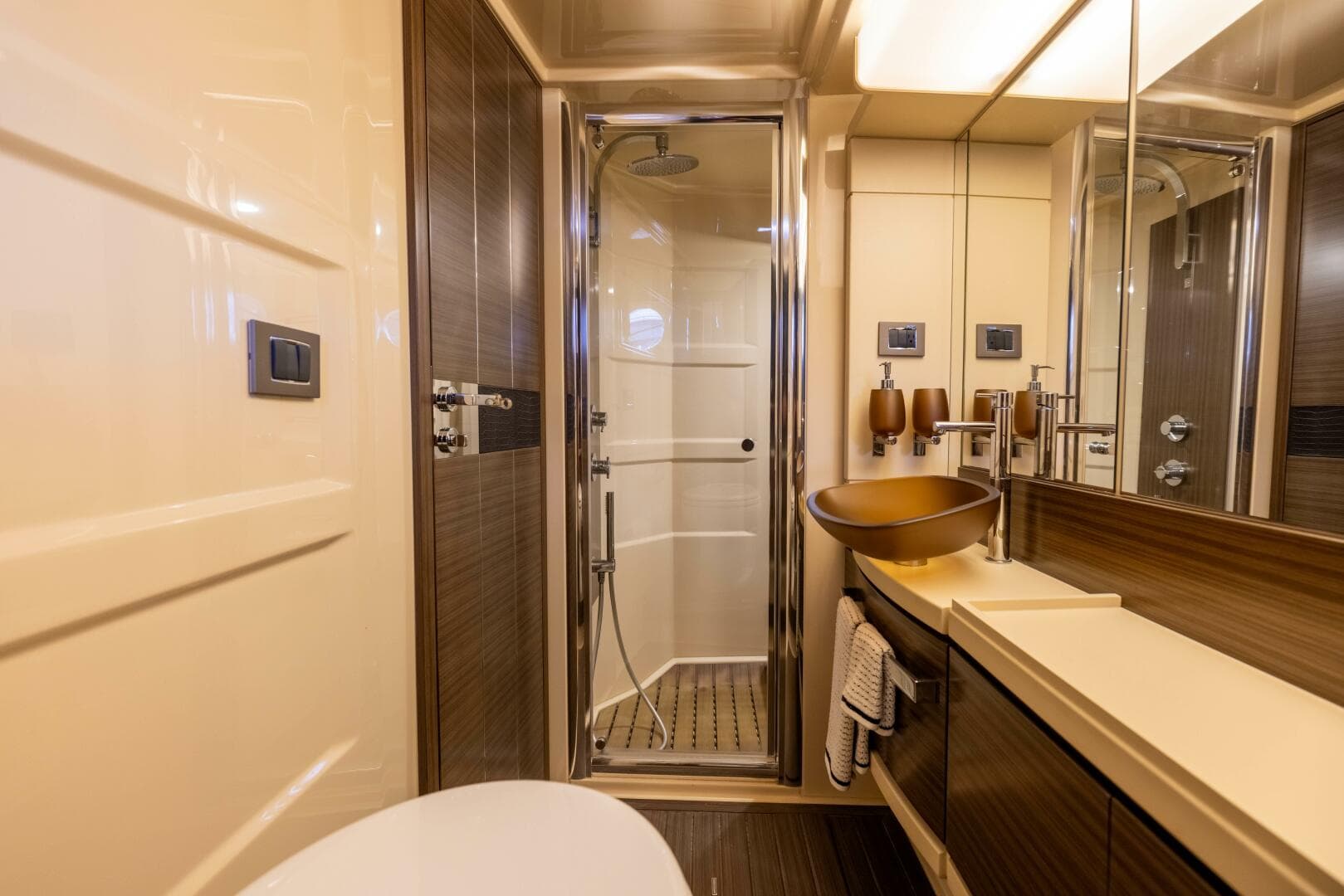 Azimut 64 A/Sea - Interior Master Stateroom Head
