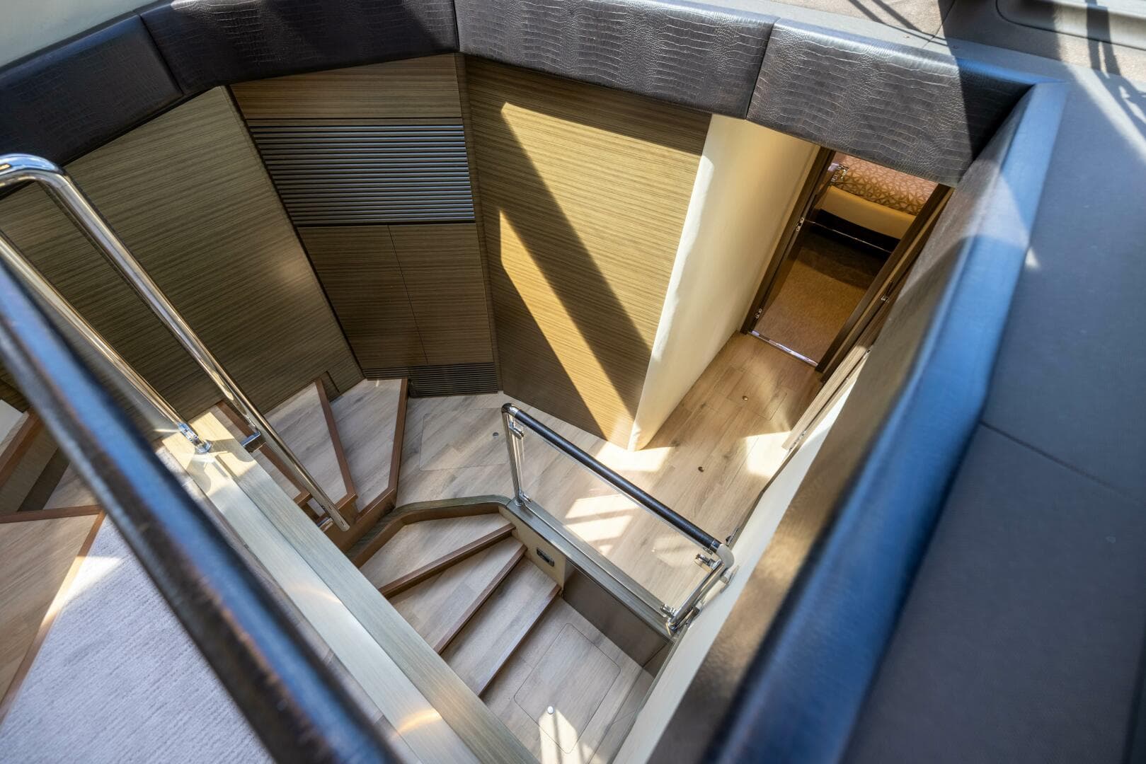 Azimut 64 A/Sea - Interior Companionway