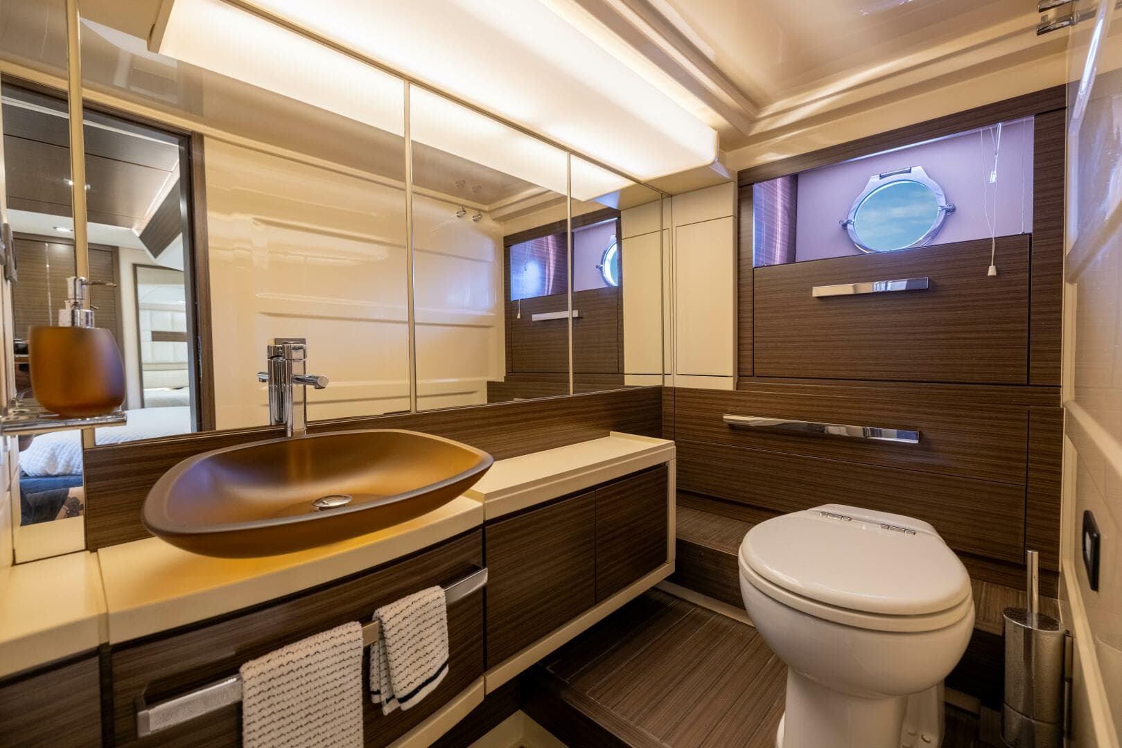 Azimut 64 A/Sea - Interior Master Stateroom Head