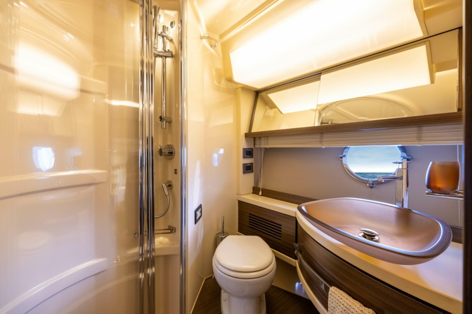 Azimut 64 A/Sea - Interior Guest Stateroom Head