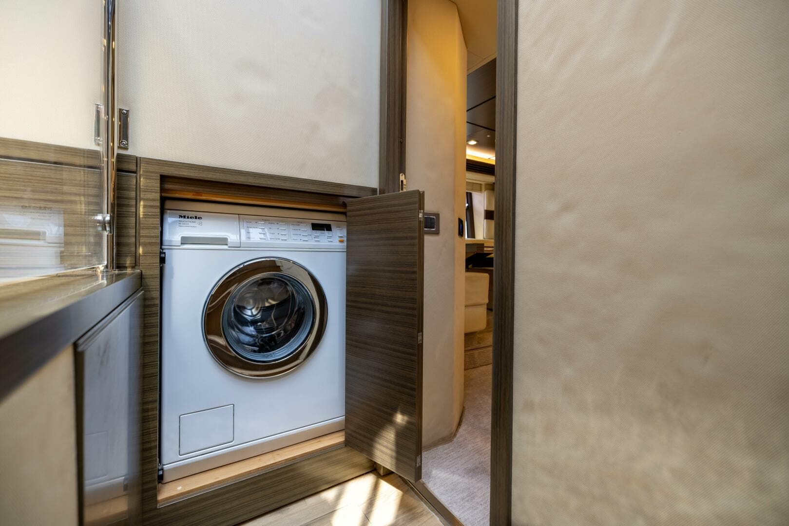 Azimut 64 A/Sea - Interior Companionway