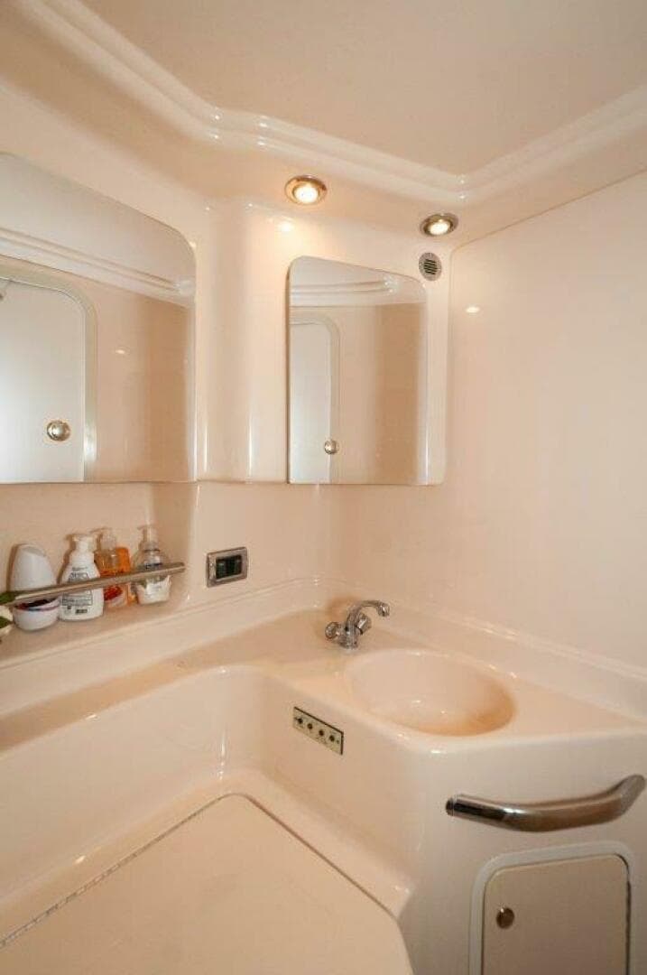 2003 Sea Ray 380 Sundancer- Head 