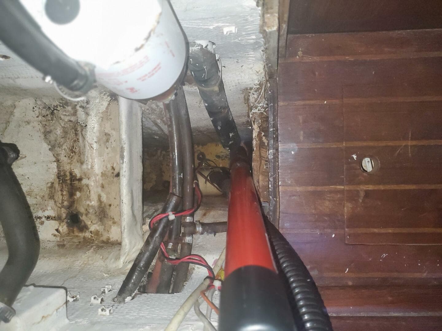 BILGE AREA FRON OF ENGINE COMPARTMENT