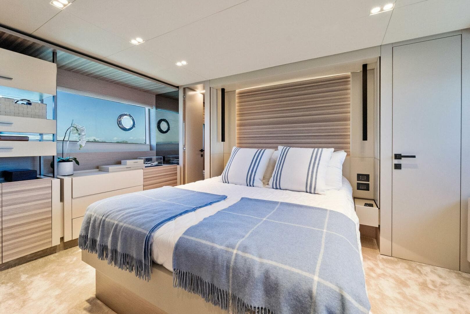 2023 Ferretti Yachts 670