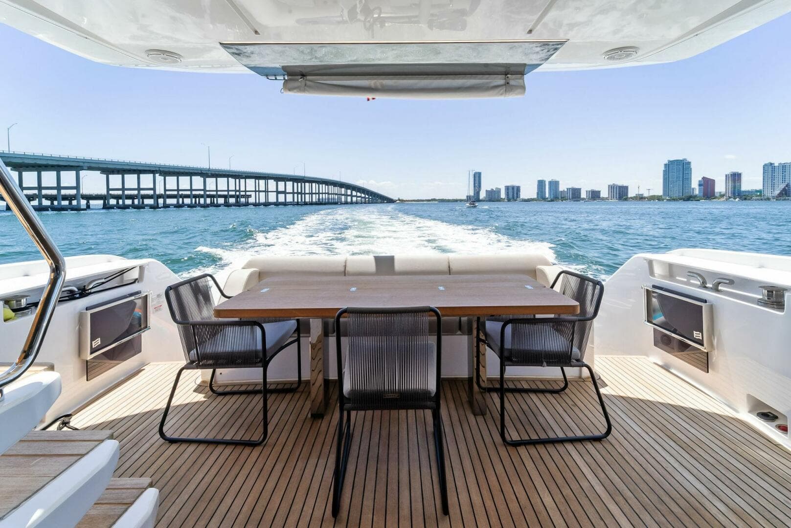 2023 Ferretti Yachts 670