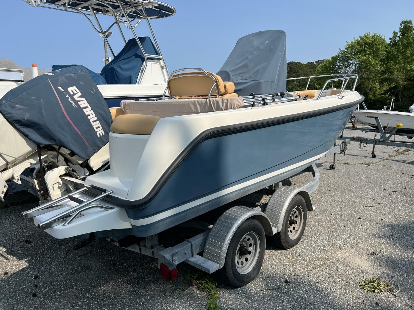 2004 Boston Whaler 210 Outrage