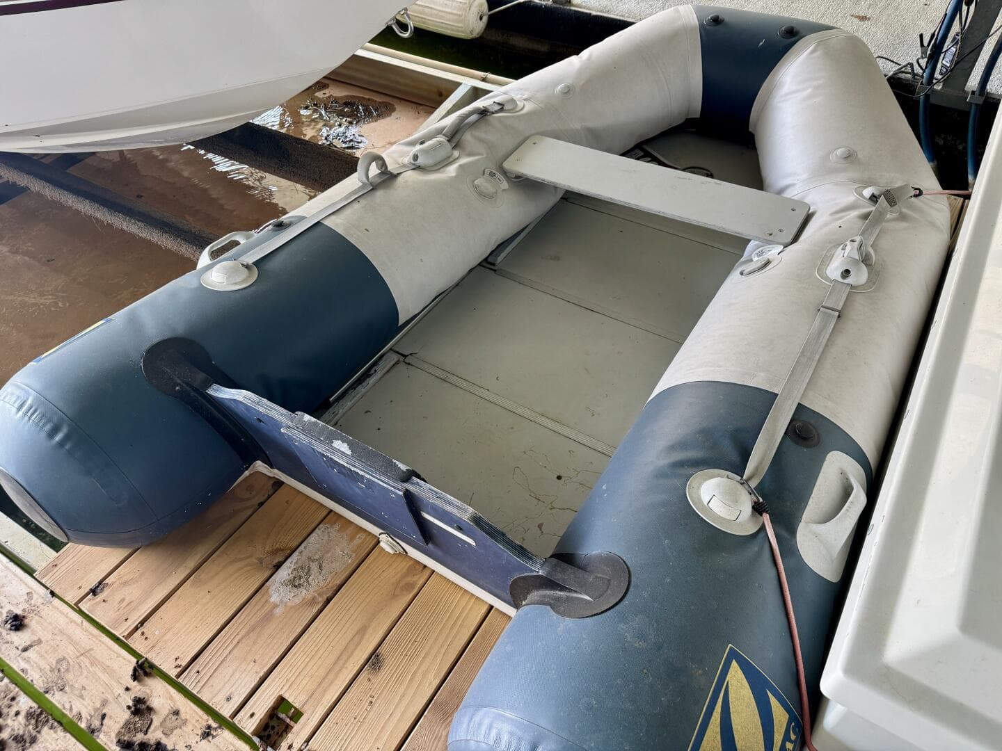 1994 Chaparral Signature 27 Cabin Cruiser