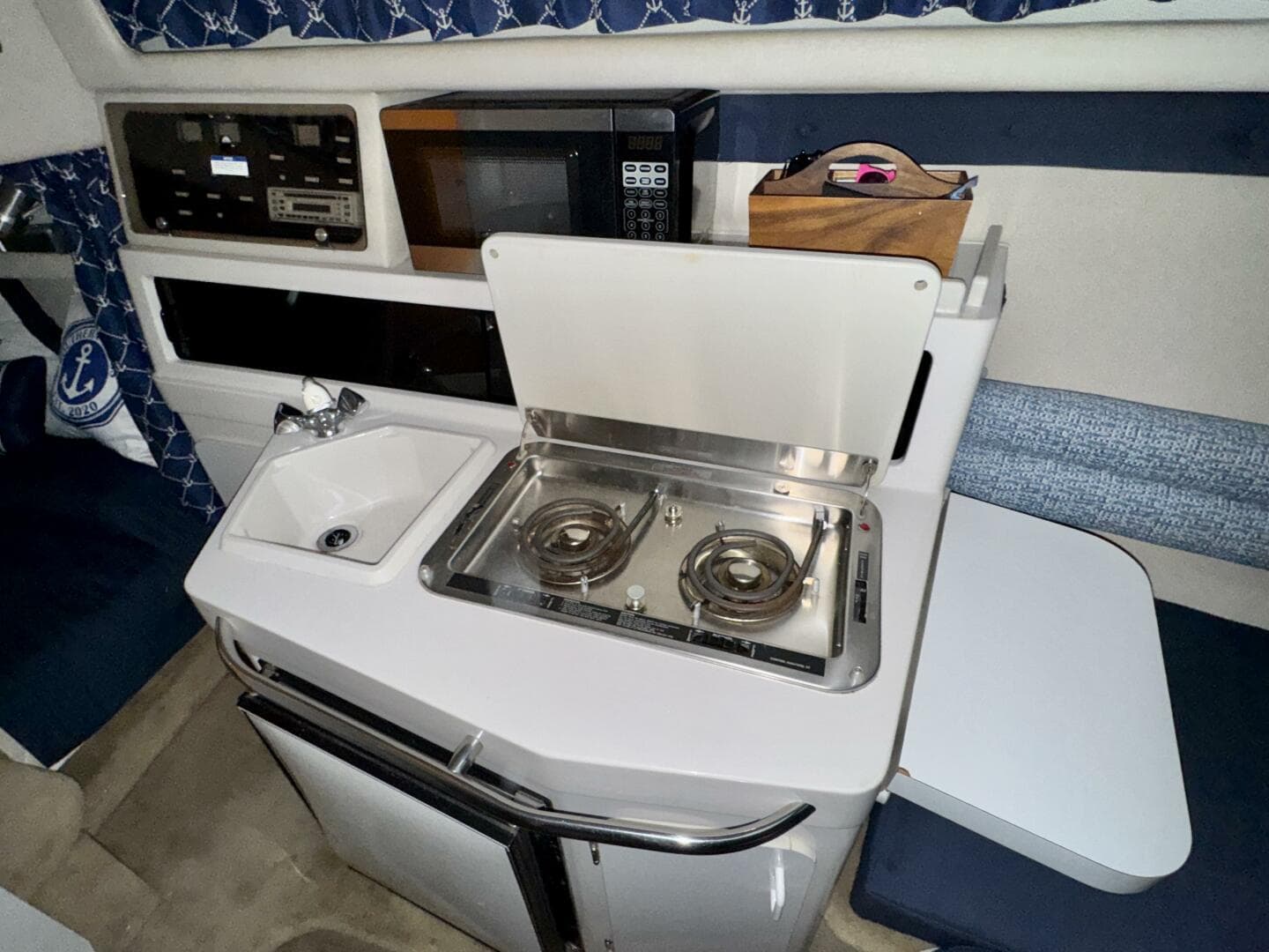 1994 Chaparral Signature 27 Cabin Cruiser