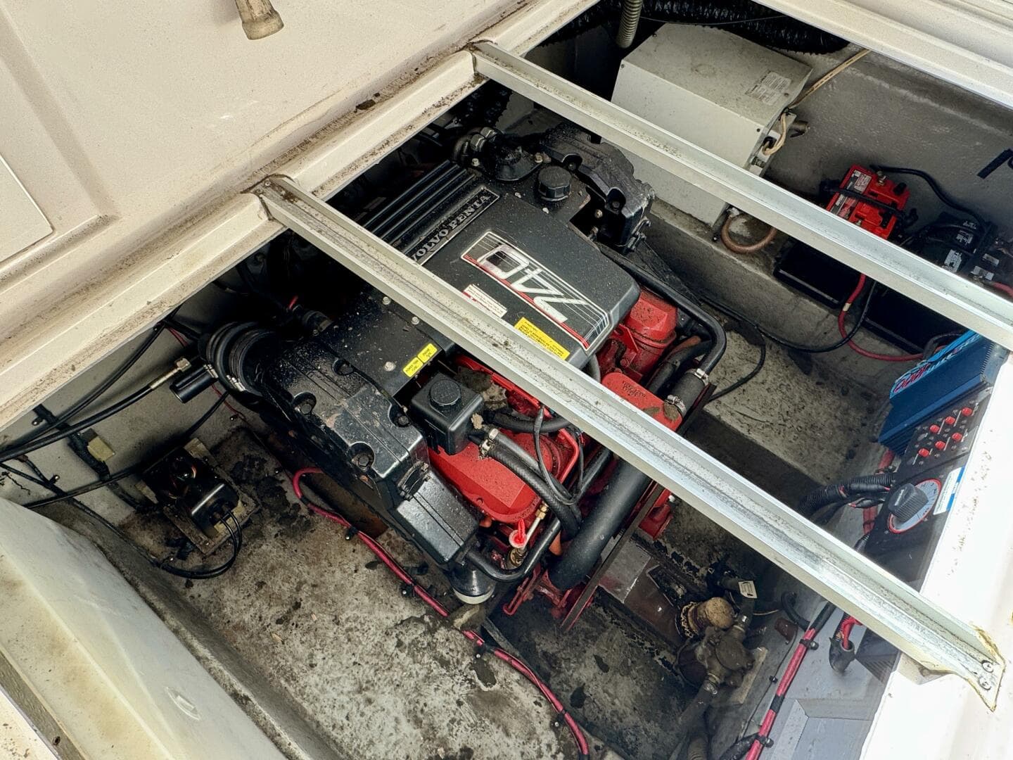 1994 Chaparral Signature 27 Cabin Cruiser