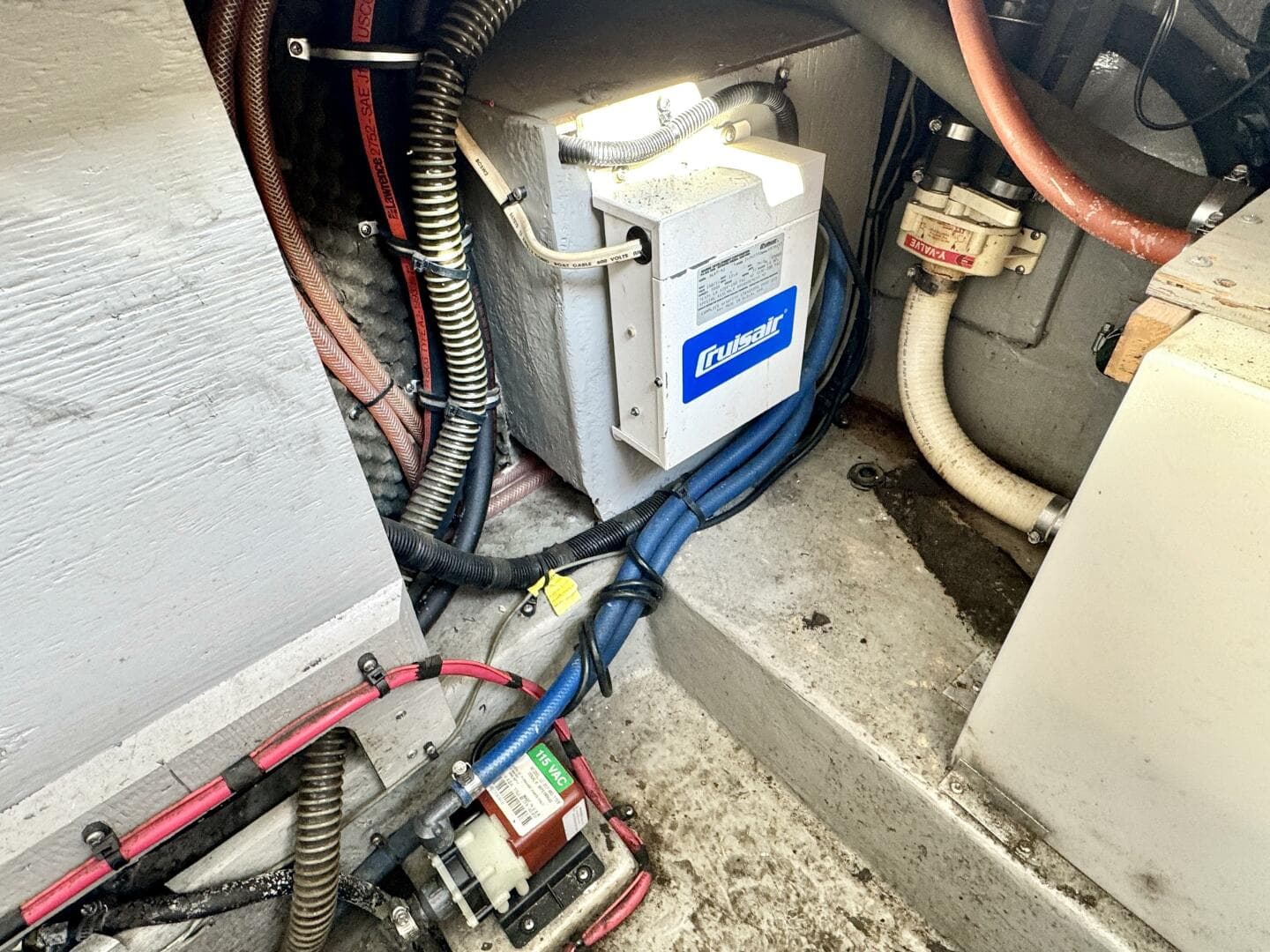 1994 Chaparral Signature 27 Cabin Cruiser