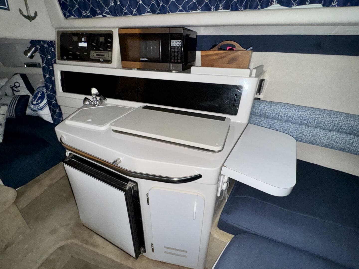 1994 Chaparral Signature 27 Cabin Cruiser