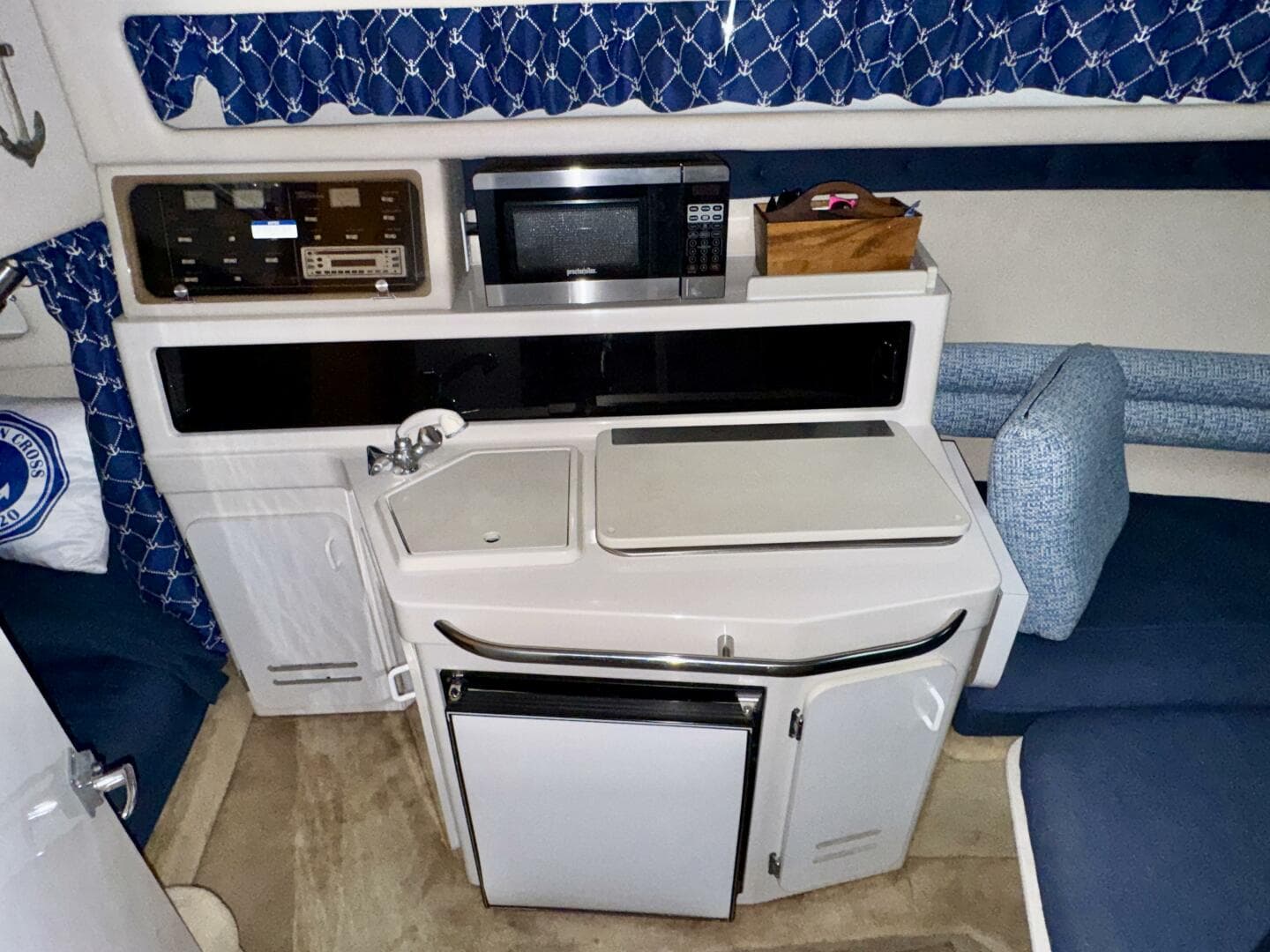 1994 Chaparral Signature 27 Cabin Cruiser