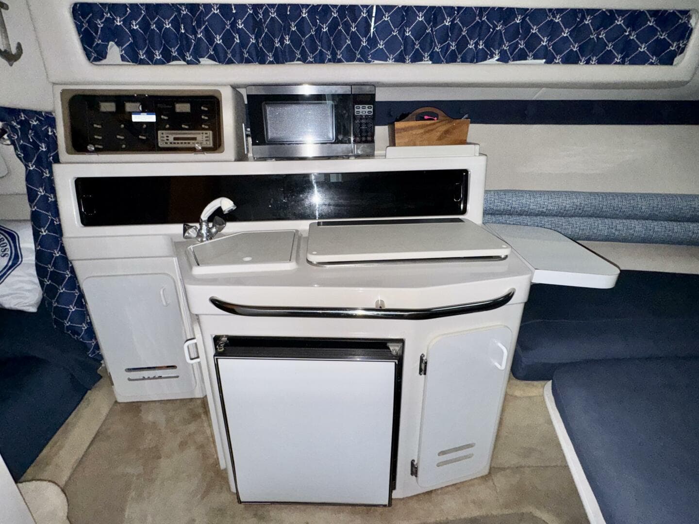 1994 Chaparral Signature 27 Cabin Cruiser