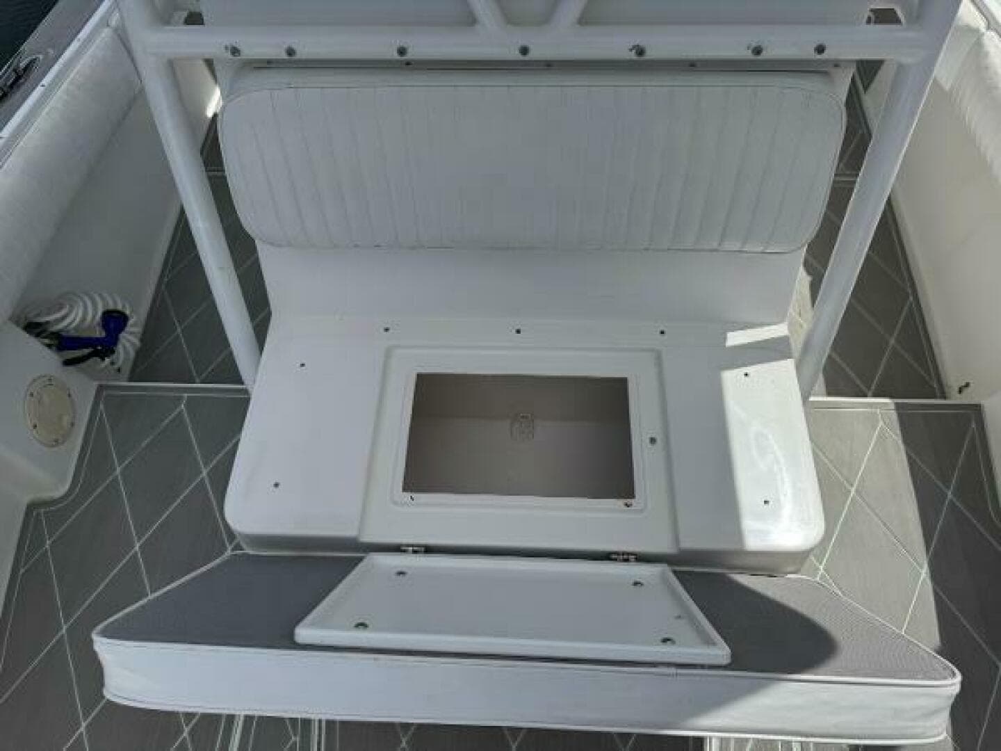 2005 Regulator 23 Center Console