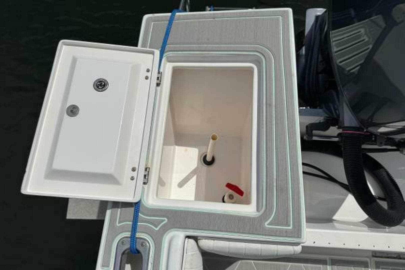 2005 Regulator 23 Center Console