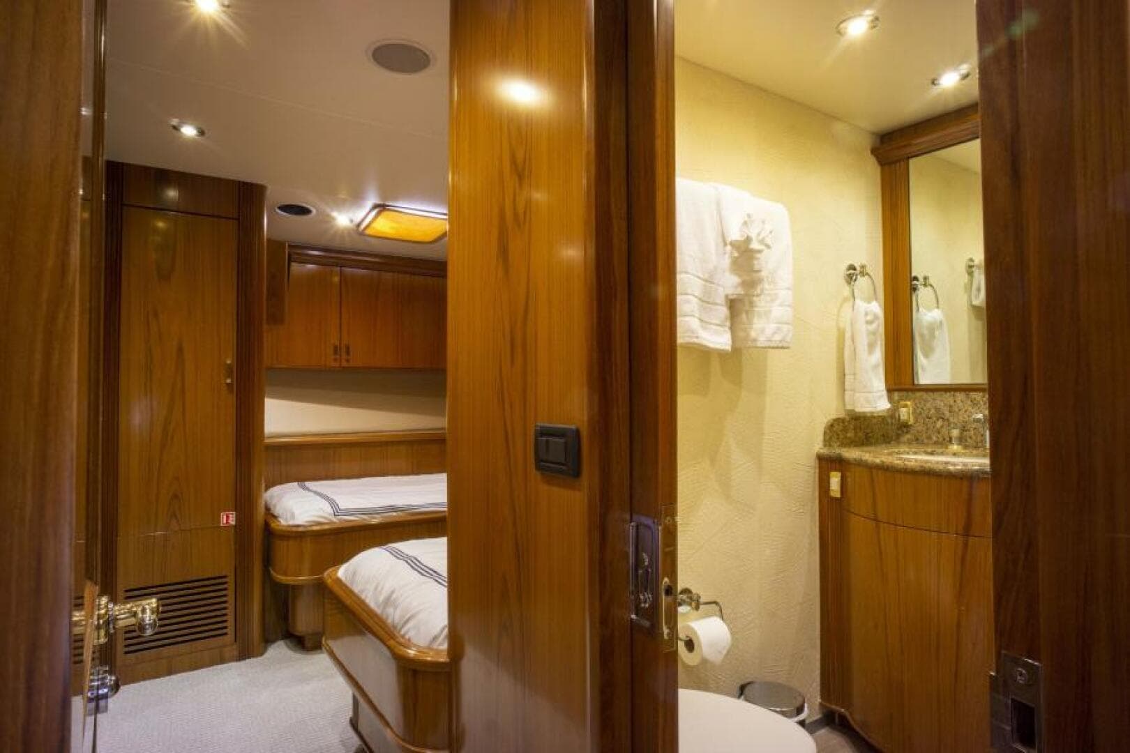 2005 Sea Force IX Enclosed Flybridge