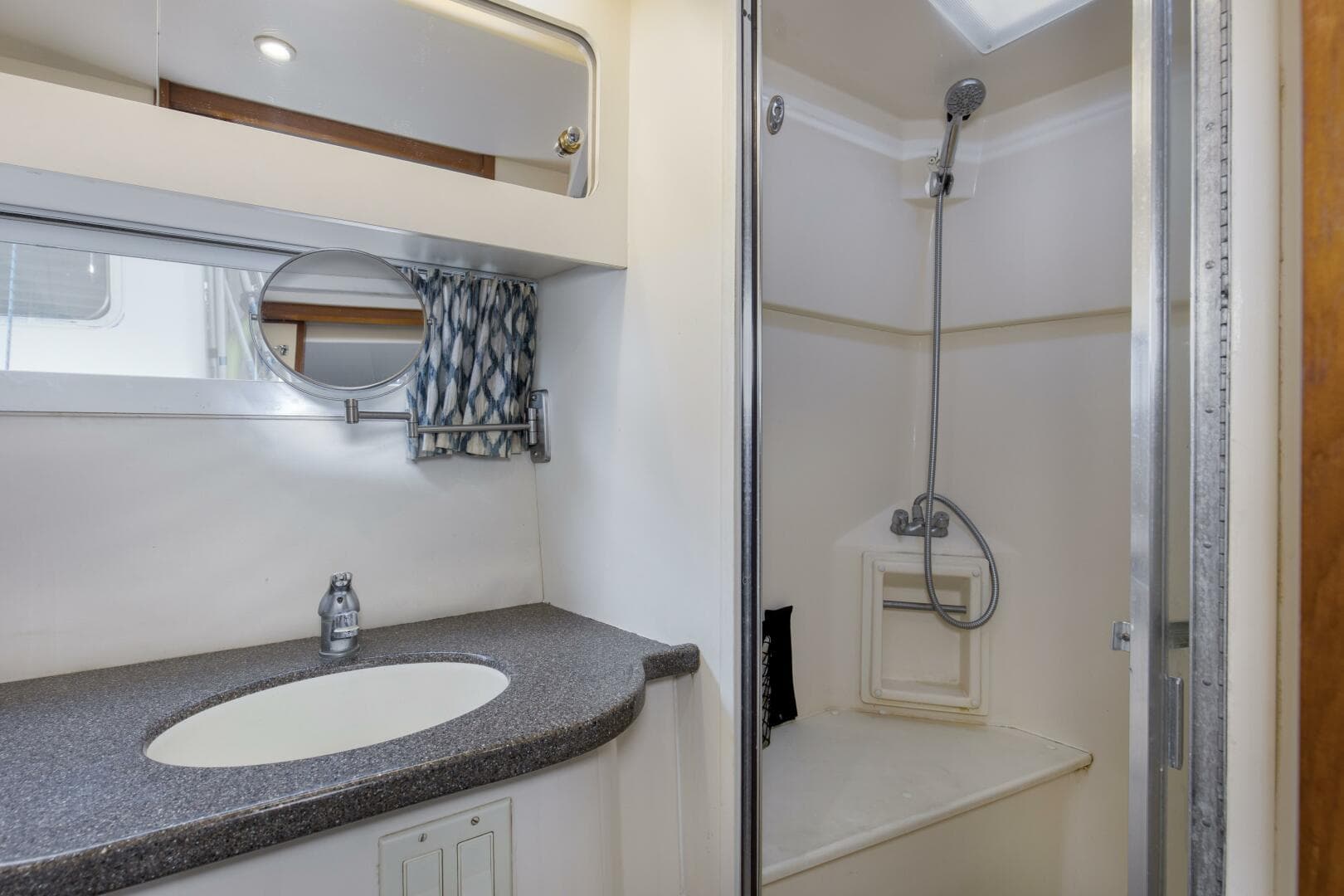 1997 44 Carver 445 Zodiac Gypsea Master Head