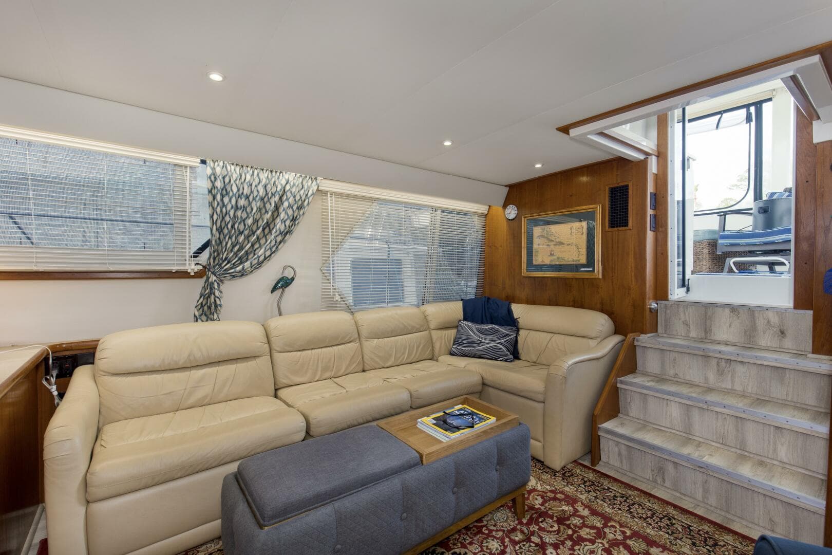 1997 44 Carver 445 Zodiac Gypsea Salon (2)