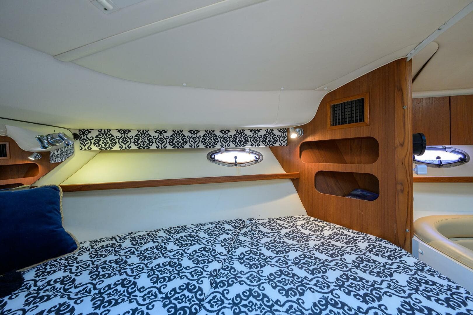 Tiara 3100 LE Black Jack - Cabin, Berth