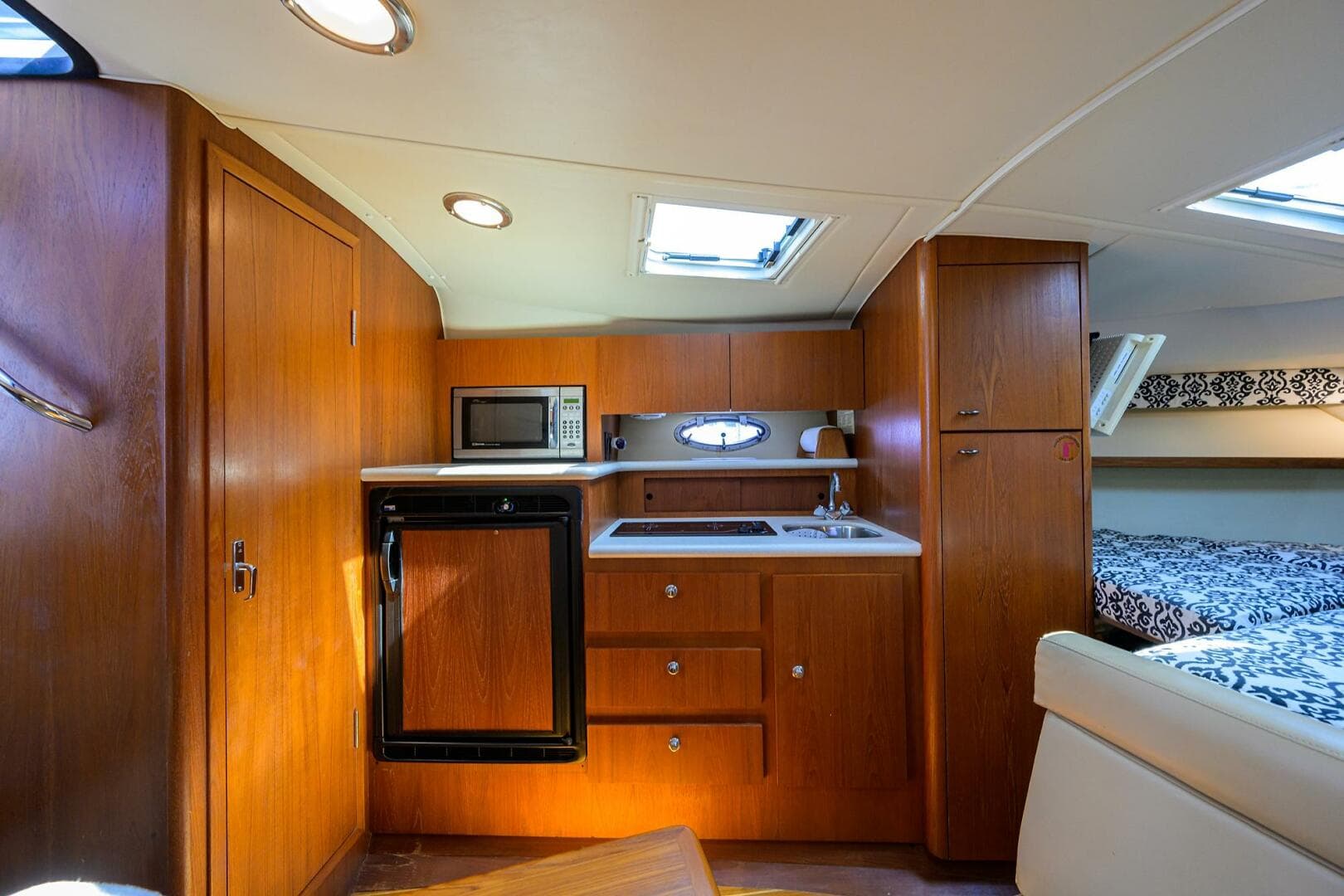 Tiara 3100 LE Black Jack - Cabin, Galley