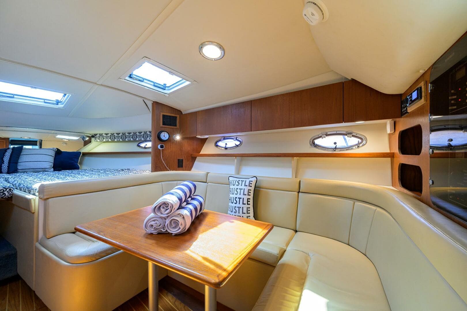 Tiara 3100 LE Black Jack - Cabin