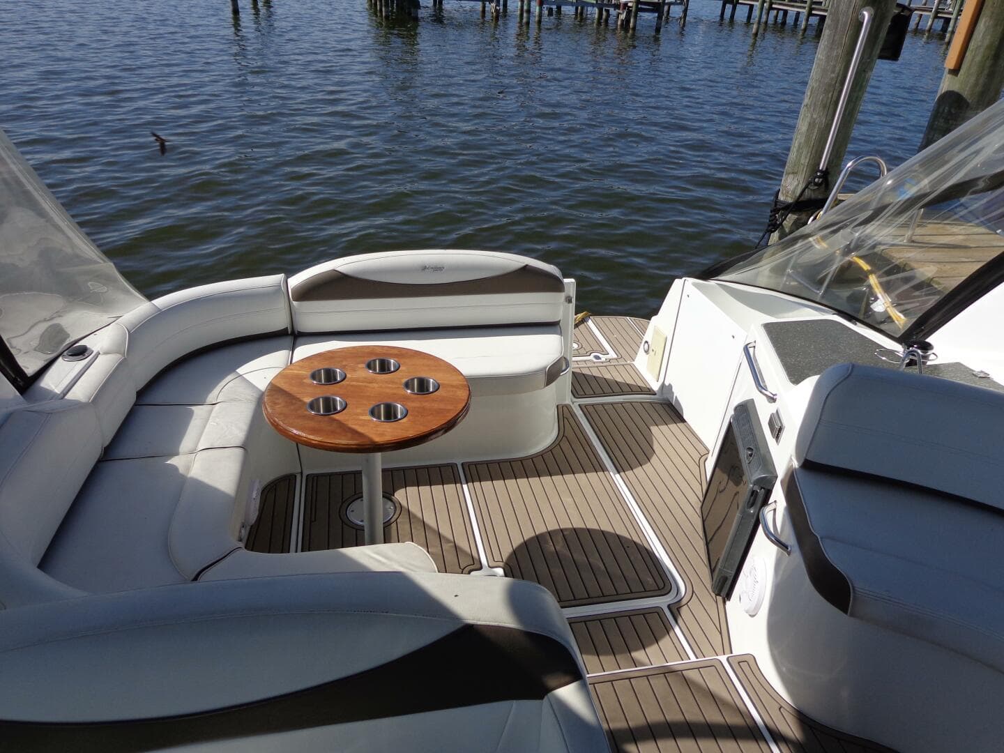 2008 Cruisers Yachts 330/350 Express