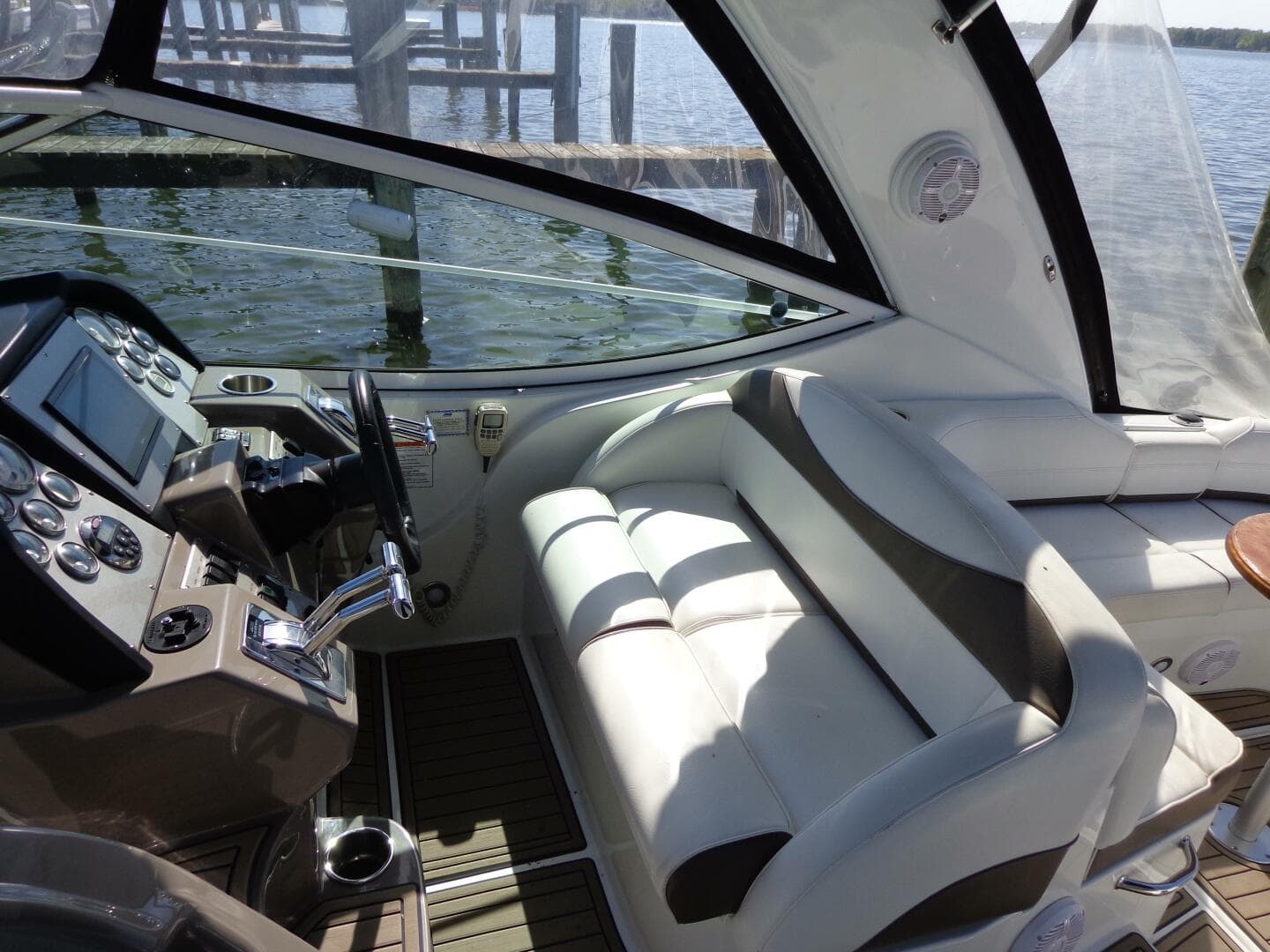 2008 Cruisers Yachts 330/350 Express