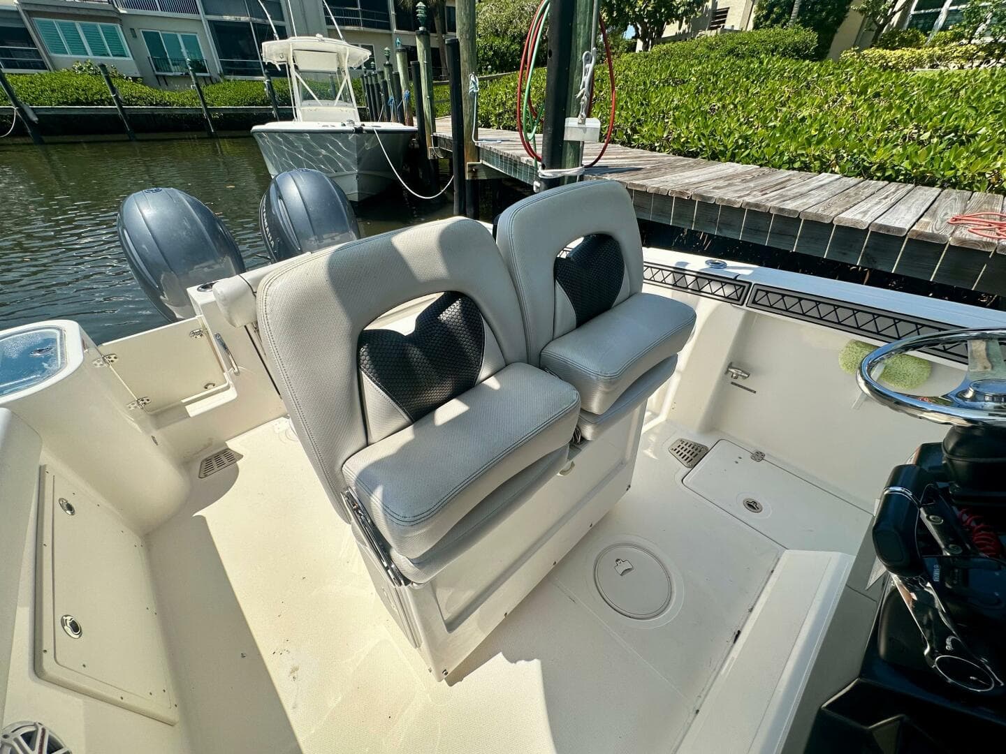 2019 Wellcraft 262 Fisherman boat interior with dual seats and twin outboard motors.