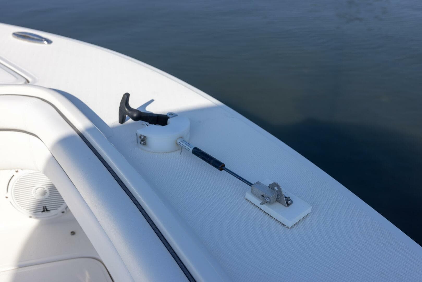 2018 Jupiter 26 FS boat deck with cleat and hardware, on calm water.