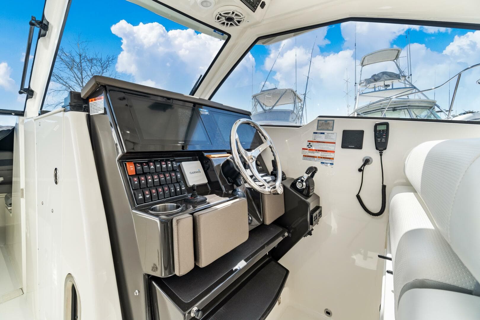 Pursuit 365 MISS MORGAN III - Helm