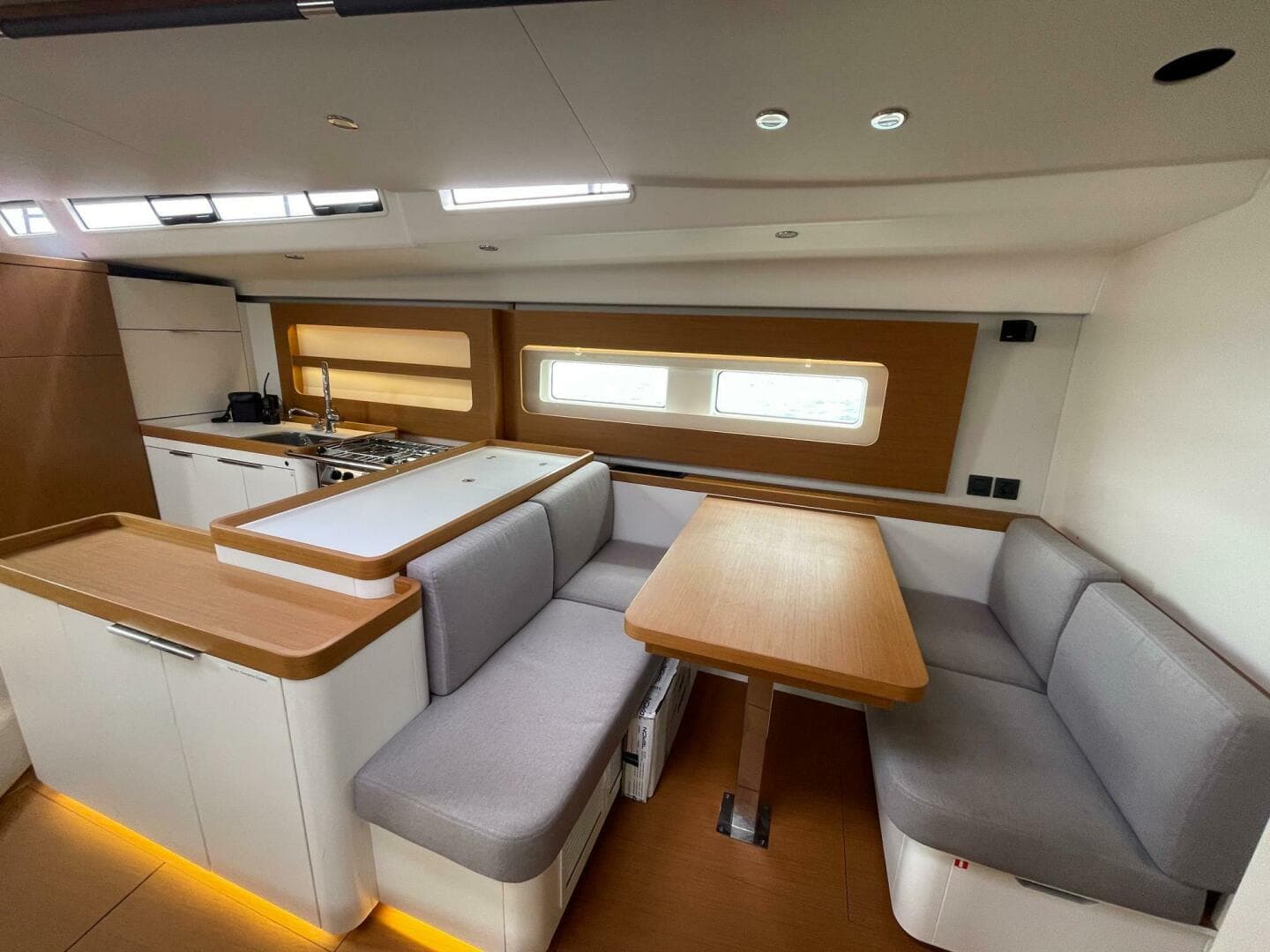 2020 Beneteau First 53 salon table