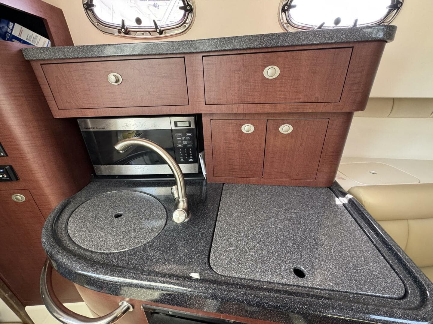 2011 Boston Whaler 305 Conquest