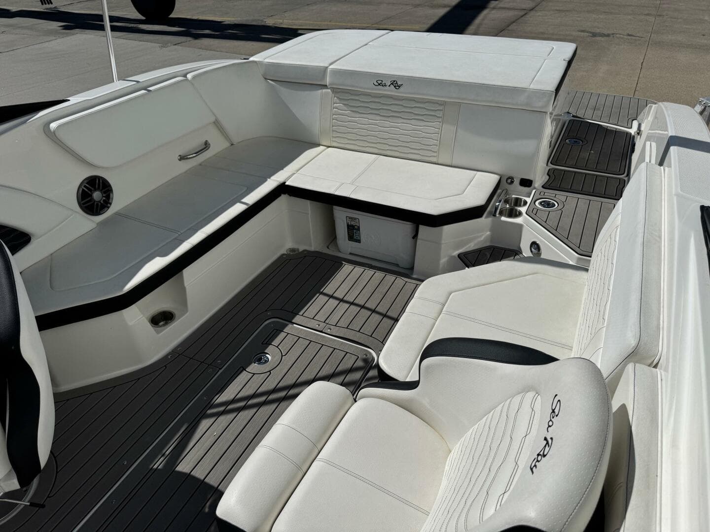 2022 Sea Ray 230 SPX